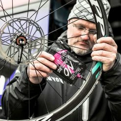 Muc-Off No Puncture Hassle Reifendichtmittel -REIFEN E-Bike Reifen Importe Magasin Muc Off No Puncture Hassle 5